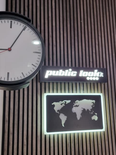 Insegne luminose, lavoro realizzato da Public Look