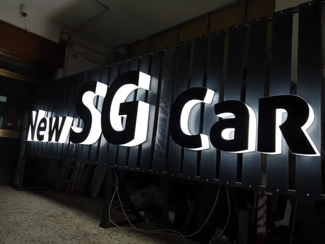 Insegne luminose, lavoro realizzato da Public Look
