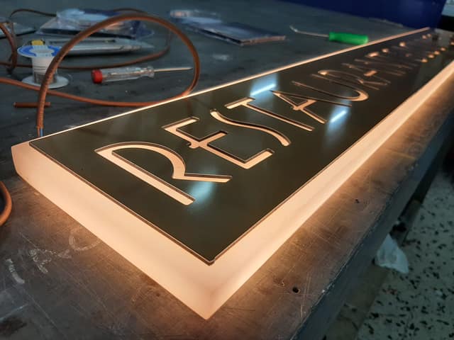 Insegne luminose, lavoro realizzato da Public Look